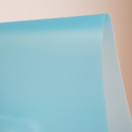 Półprzezroczysta folia w intensywnym niebieskim kolorze