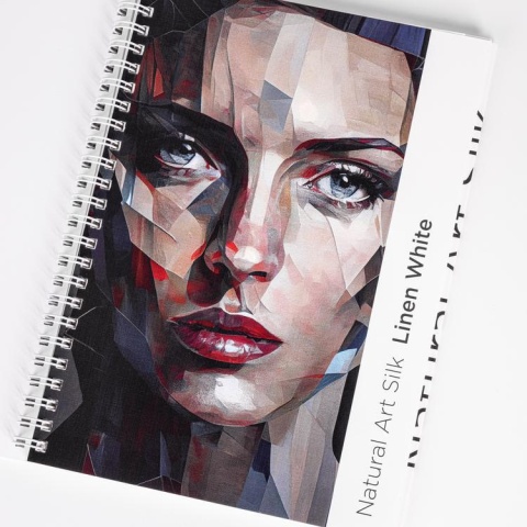 Papier o atrakcyjnej teksturze, szerokim zakresie gramatur i odporności na pękanie. Idealny do albumów i fotoksiążek.