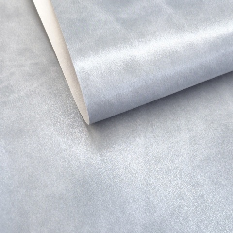 Materiał jest produkowany na tkaninie wiskozowej, pokrytej warstwą poliuretanu.