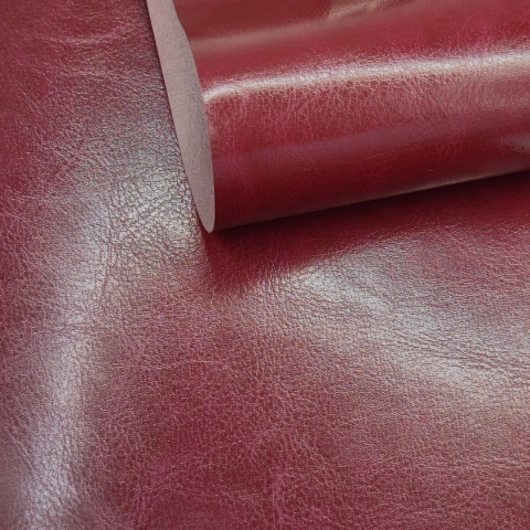 Okleina imitująca skórę wegańską w kolorze burgundowym. Idealna do personalizacji wyrobów introligatorskich i galanterii kaletniczej.